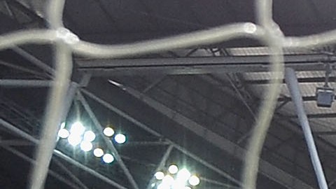 Chicharito anota tras rematar con el rostro.