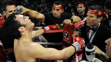 Julio César Chávez padre se pone nervioso cuando su hijo sube al ring.
