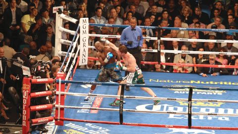 Bayless en acción como réferi en la pelea entre Mayweather y Canelo, la única derrota del tapatío.