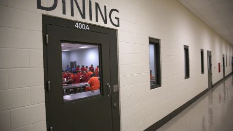 Inmigrantes comiendo en el Centro de Detención de Adelanto, California.
