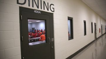 Inmigrantes comiendo en el Centro de Detención de Adelanto, California.
