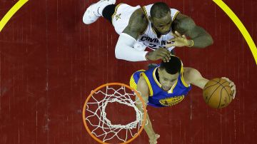 LeBron James y Stephen Curry luchan por la supremacía de la NBA.