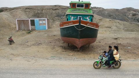 Una familia se transporta en Perú.