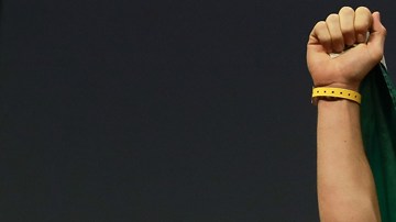 Conor McGregor plasmó su firma en el contrato para cerrar la pelea con Floyd Mayweather