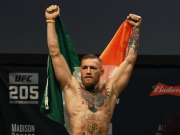 Conor McGregor plasmó su firma en el contrato para cerrar la pelea con Floyd Mayweather