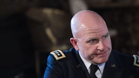 El teniente general  H.R. McMaster junto a Donald Trump.
