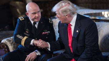 El teniente general  H.R. McMaster junto a Donald Trump.