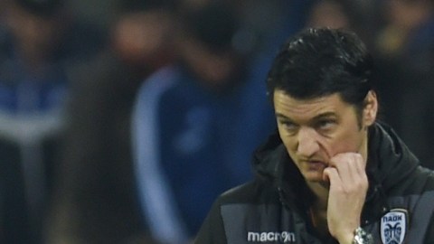 El entrenador serbio del PAOK griego Vladimir Ivic fue alcanzado en la cabeza por una lata de cerveza lanzada desde las gradas.