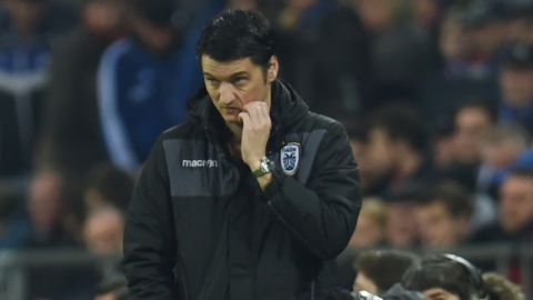 El entrenador serbio del PAOK griego Vladimir Ivic fue alcanzado en la cabeza por una lata de cerveza lanzada desde las gradas.