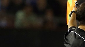 Lionel Messi fue suspendido cuatro partidos por insultar al juez de línea.