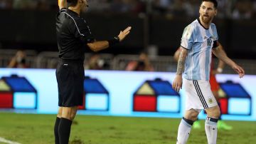 Lionel Messi fue suspendido cuatro partidos por insultar al juez de línea.