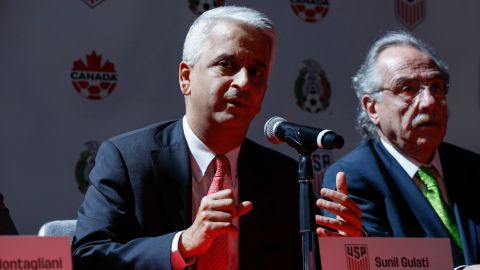 Sunil Gulati y Decio de María, presidente de las federaciones de EEEUU y México