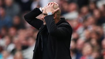 Pep Guardiola, técnico del Manchester City, terminará la temporada sin ningún título en la bolsa.
