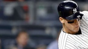 El swing poderoso de Aaron Judge, jardinero de los Yankees y sensación de la joven temporada de las Grandes Ligas.