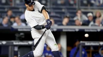 El swing poderoso de Aaron Judge, jardinero de los Yankees y sensación de la joven temporada de las Grandes Ligas.