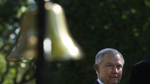 El fiscal general Jeff Sessions podría nombrar a un fiscal independiente.