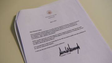 El presidente Trump le envió una carta a Comey para despedirlo.