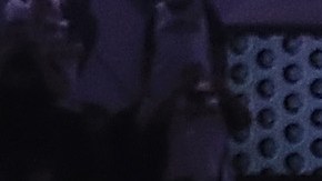 Ginóbili bloquea el intento de Harden de tres puntos.