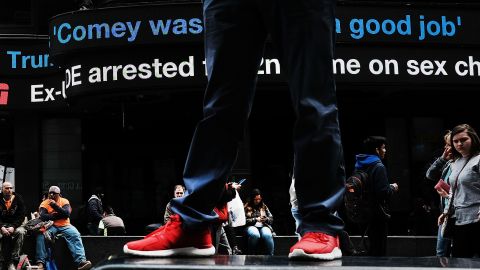 La nota de que Comey fue despedido se destacó en Times Square.