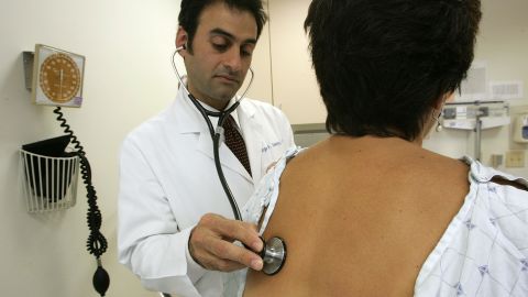 En 2016, los californianos gastaron $350 mil millones en atención médica.