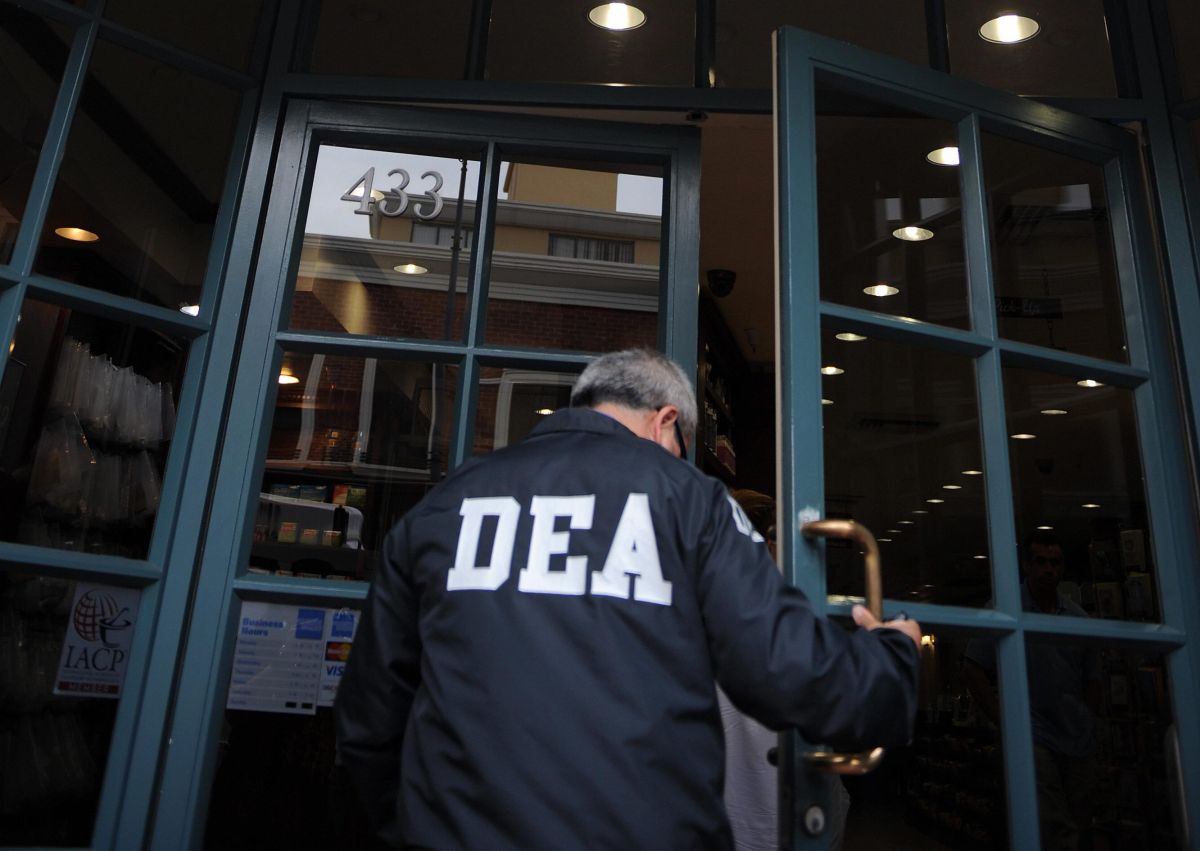 Сотрудник боинг. Dea. Drug Enforcement Administration.