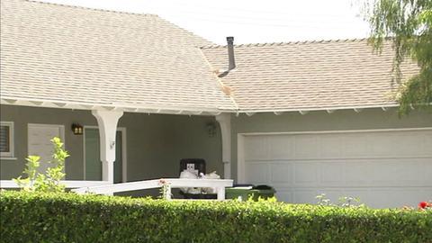 La mujer fue apuñalada a muerte en una casa hogar para enfermos mentales en Granada Hills.