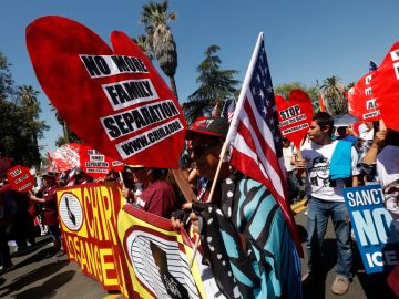 Miles de angelinos salieron el 1 de mayo a las calles de Los Ángeles para protestar contra la retórica antiinmigrante de Donald Trump.
