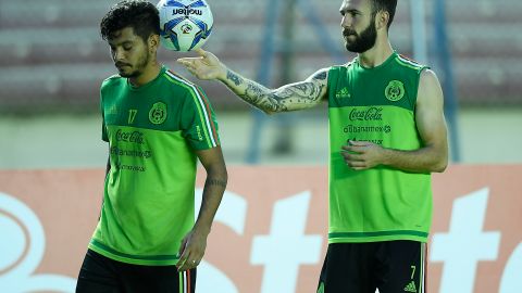 Tecatito Corona y Miguel Layún