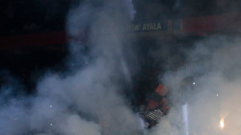 Aficionados del Pachuca lanzaron proyectiles y bombas de humo durante la final de Concachampions