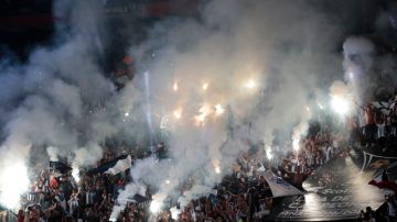 Aficionados del Pachuca lanzaron proyectiles y bombas de humo durante la final de Concachampions