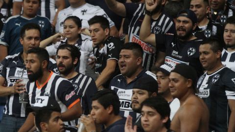 Algunos aficionados de Rayados agredieron a seguidores de Tigres, tras la eliminación