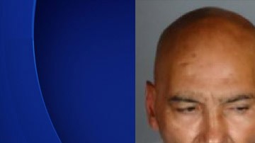 James Melendez, de 50 años, fue acusado de agredir sexualmente a una mujer dentro de una iglesia.