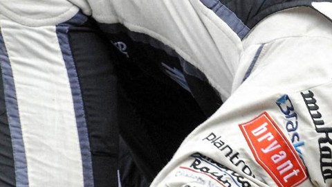 Tony Kannan besa la yarda de ladrillos que hay en la pista