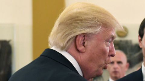 Trump (i),  Kushner (c) y Netanyahu (d) se reunen en Jerusalen.