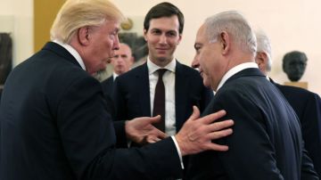 Trump (i),  Kushner (c) y Netanyahu (d) se reunen en Jerusalen.
