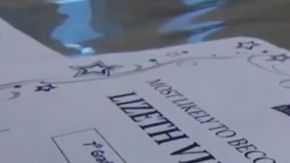 La estudiante Lizeth Villanueva, de 13 años, recibió este premio por parte de su maestra.