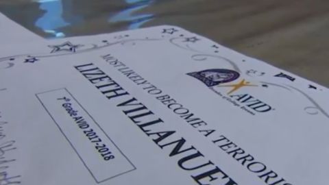 La estudiante Lizeth Villanueva, de 13 años, recibió este premio por parte de su maestra.