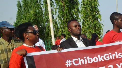 Nigerianos claman por las niñas secuestradas por Boko Haram.