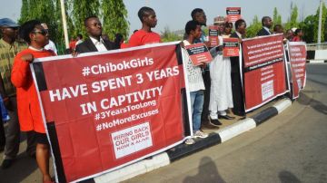 Nigerianos claman por las niñas secuestradas por Boko Haram.