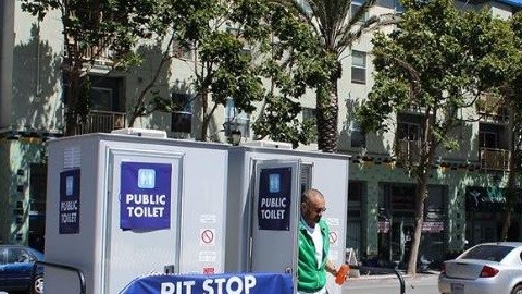 Un sanitario portátil que conforma parte del programa "Pit Stop".