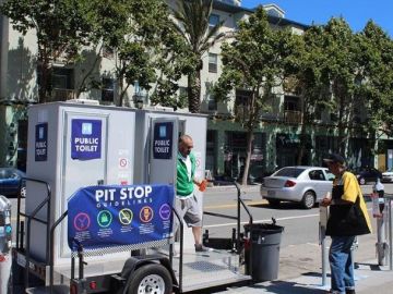 Un sanitario portátil que conforma parte del programa "Pit Stop".