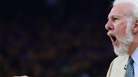 Gregg Popovich durante el juego del domingo contra Golden State. Un foul cometido contra su estrella, Kawhi Leonard, hizo enfurecer al legendario entrenador.