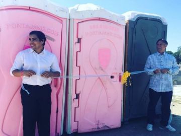 Miembros de la Coalición Para Aliviar La Pobreza en la ceremonia inaugural de corte de cinta el sábado.