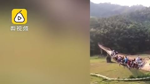 Puente colgante se desprende en China