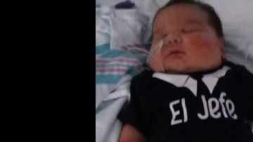 El pequeño Raymond Reyes nació con un peso de 13,5 libras.