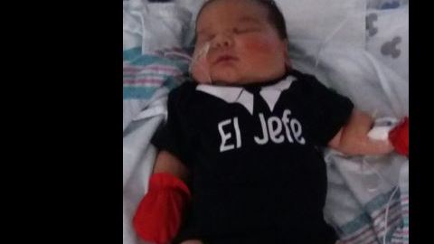 El pequeño Raymond Reyes nació con un peso de 13,5 libras.