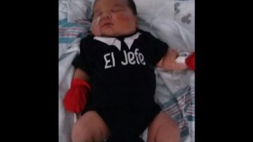 El pequeño Raymond Reyes nació con un peso de 13,5 libras.