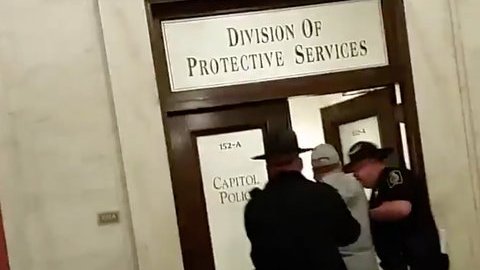 El periodista Dan Heyman arrestado por preguntar por la ley de salud.