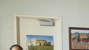 El nuevo consul junto a estudiantes escuela elemental en Palm Beach.