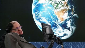 Stephen Hawking cree que debemos irnos de la Tierra en 100 años.